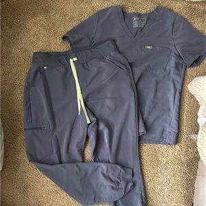 Size L gray scrub set FIGS